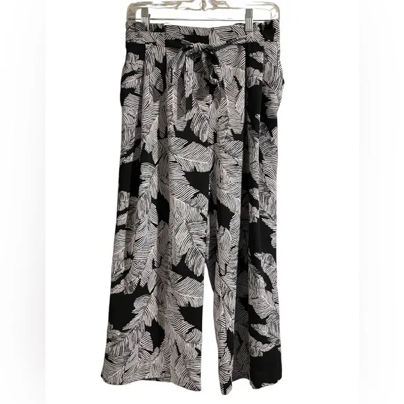 Black and White Flowy Capri Leaf Print Pants Size Small - Picture 1 of 4